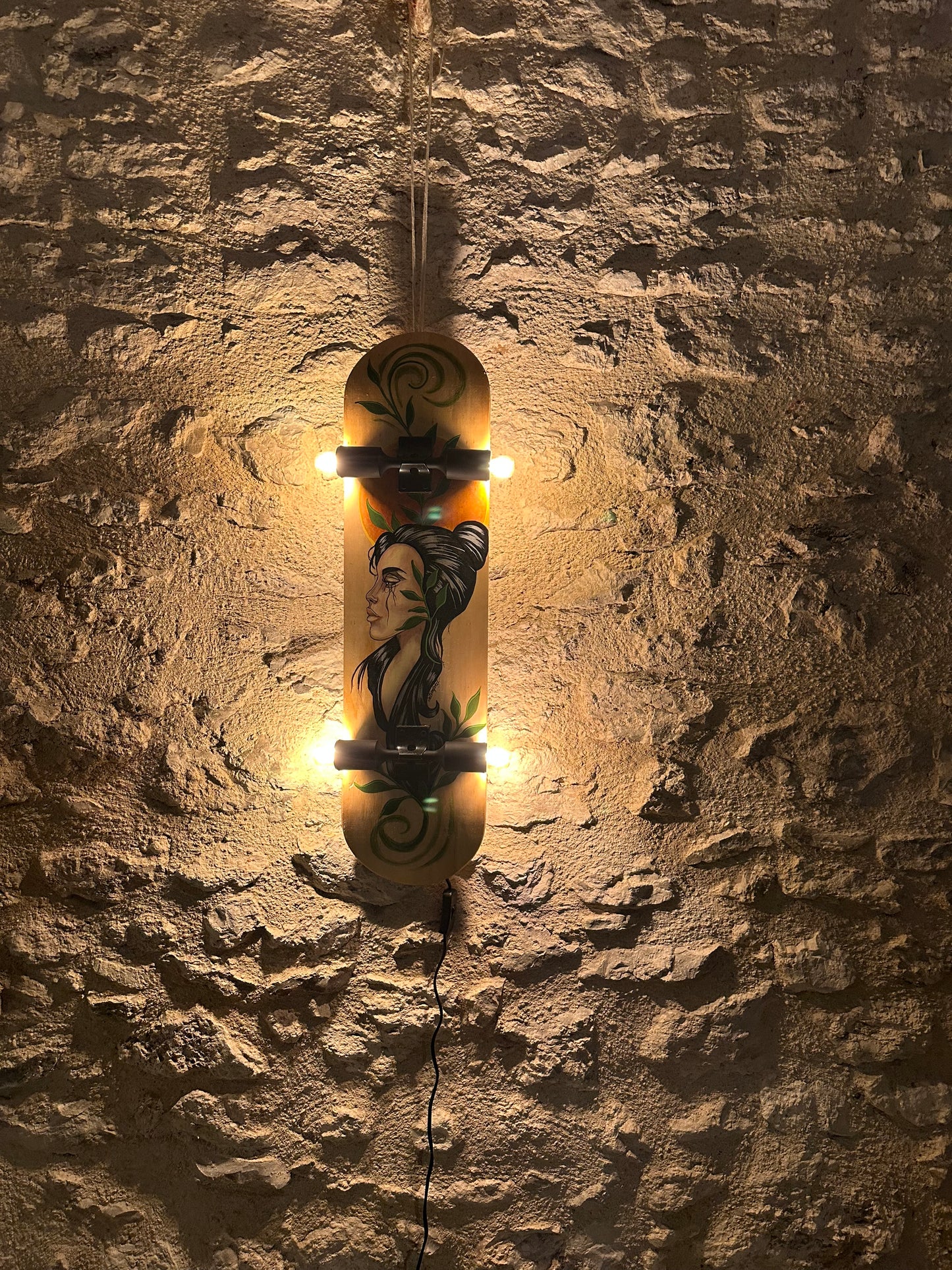Skateboard luminaire. En applique murale ou plafonnier. Pièce unique