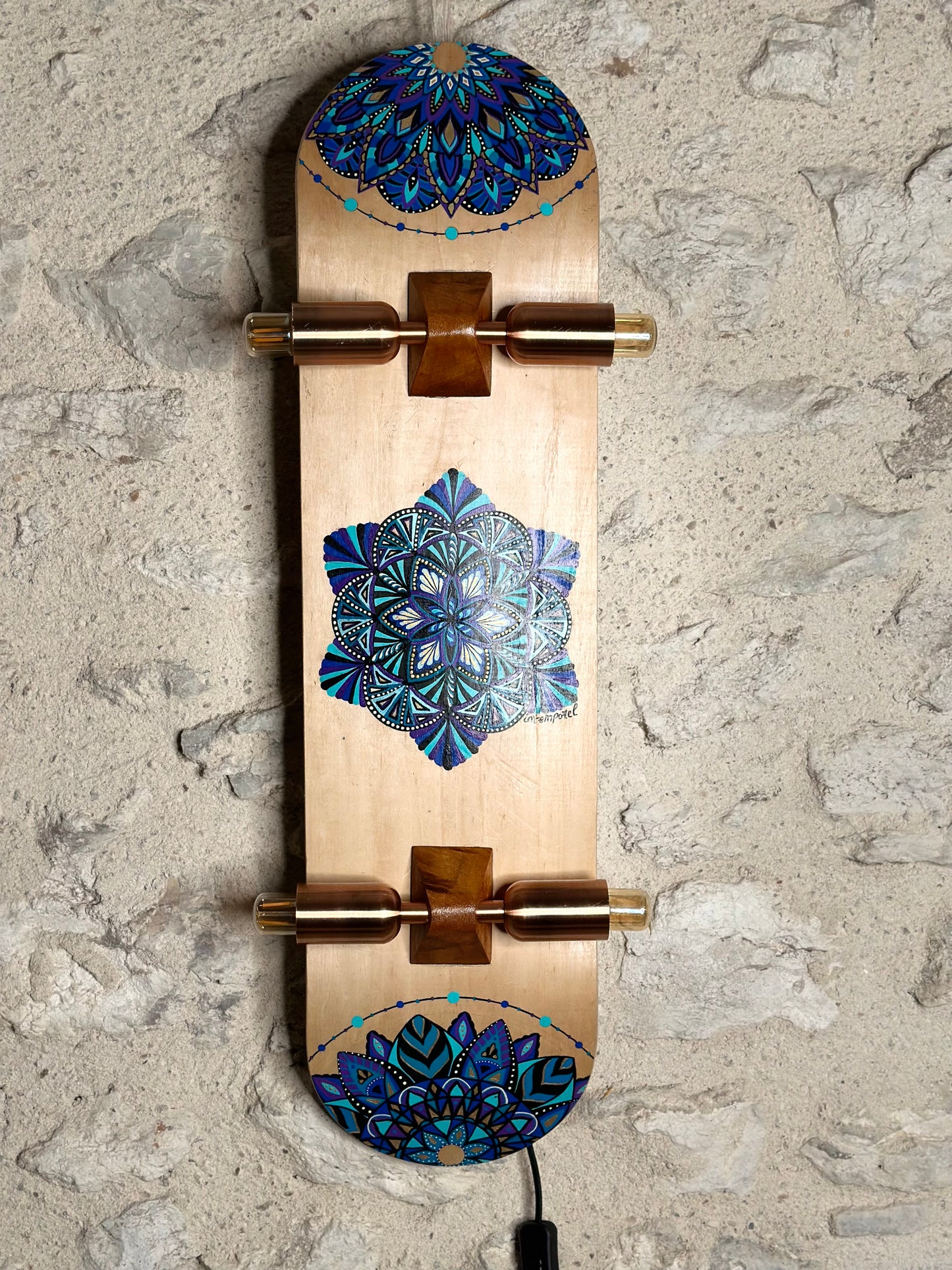 Skateboard luminaire. En applique murale ou plafonnier. Pièce unique