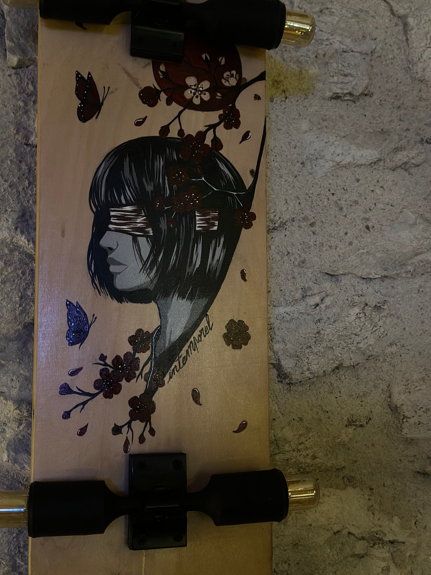 Skateboard luminaire. En applique murale ou plafonnier. Pièce unique