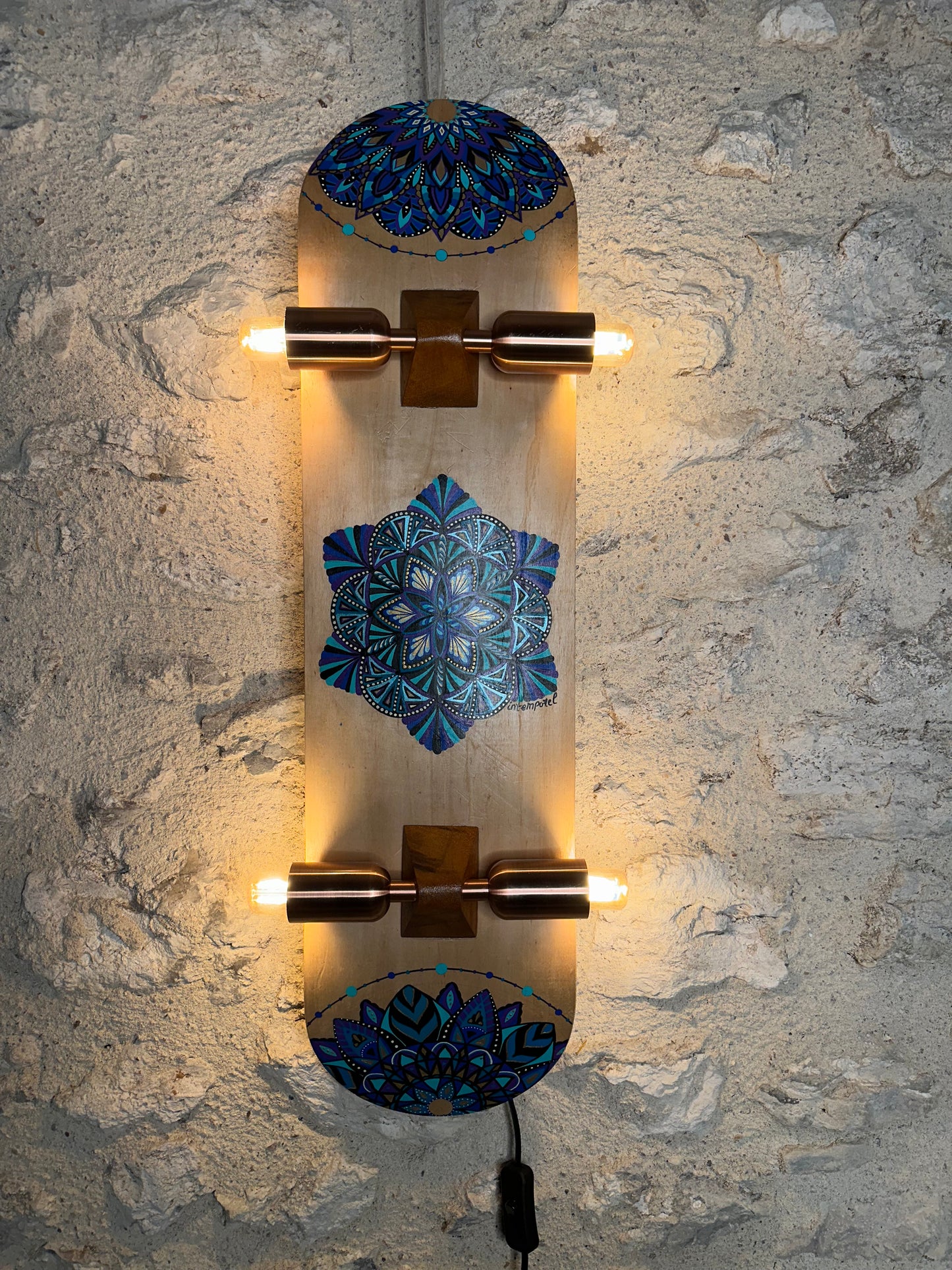 Skateboard luminaire. En applique murale ou plafonnier. Pièce unique