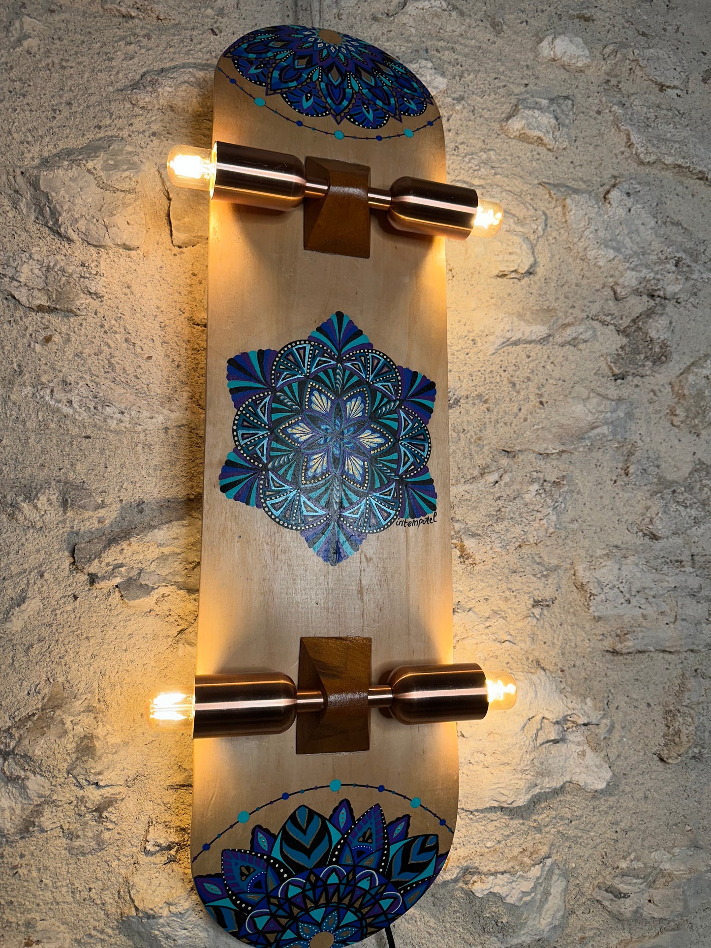 Skateboard luminaire. En applique murale ou plafonnier. Pièce unique