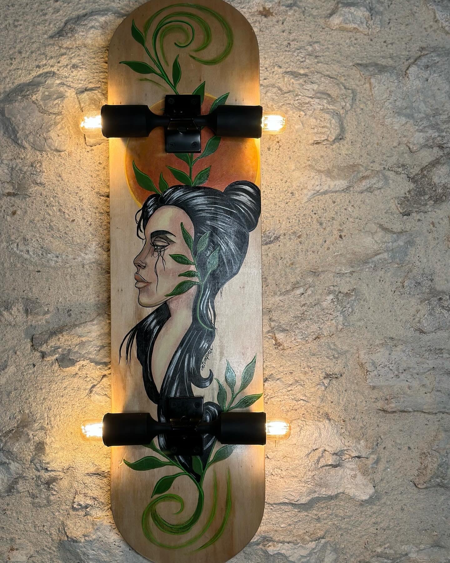 Skateboard luminaire. En applique murale ou plafonnier. Pièce unique