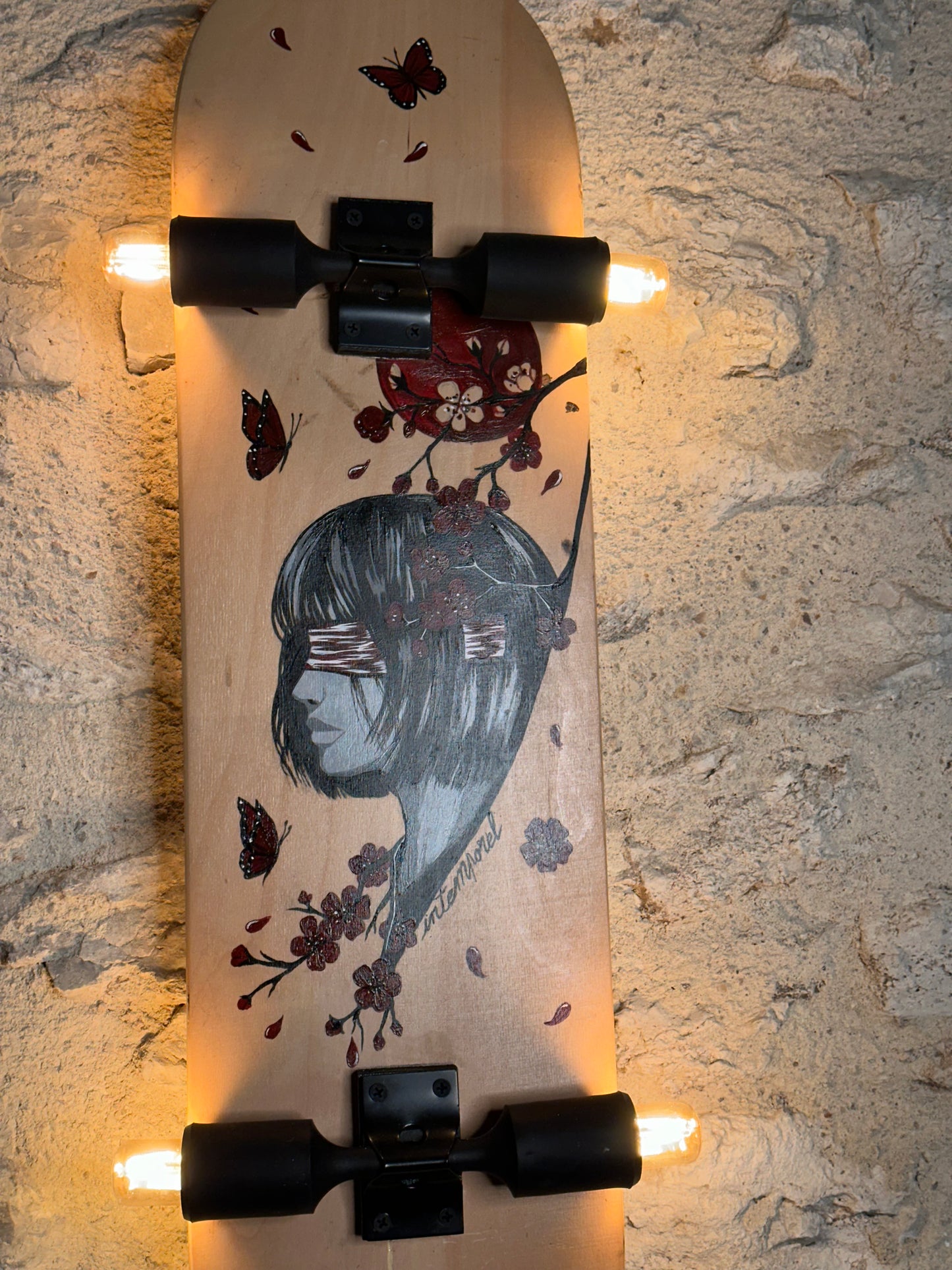 Skateboard luminaire. En applique murale ou plafonnier. Pièce unique