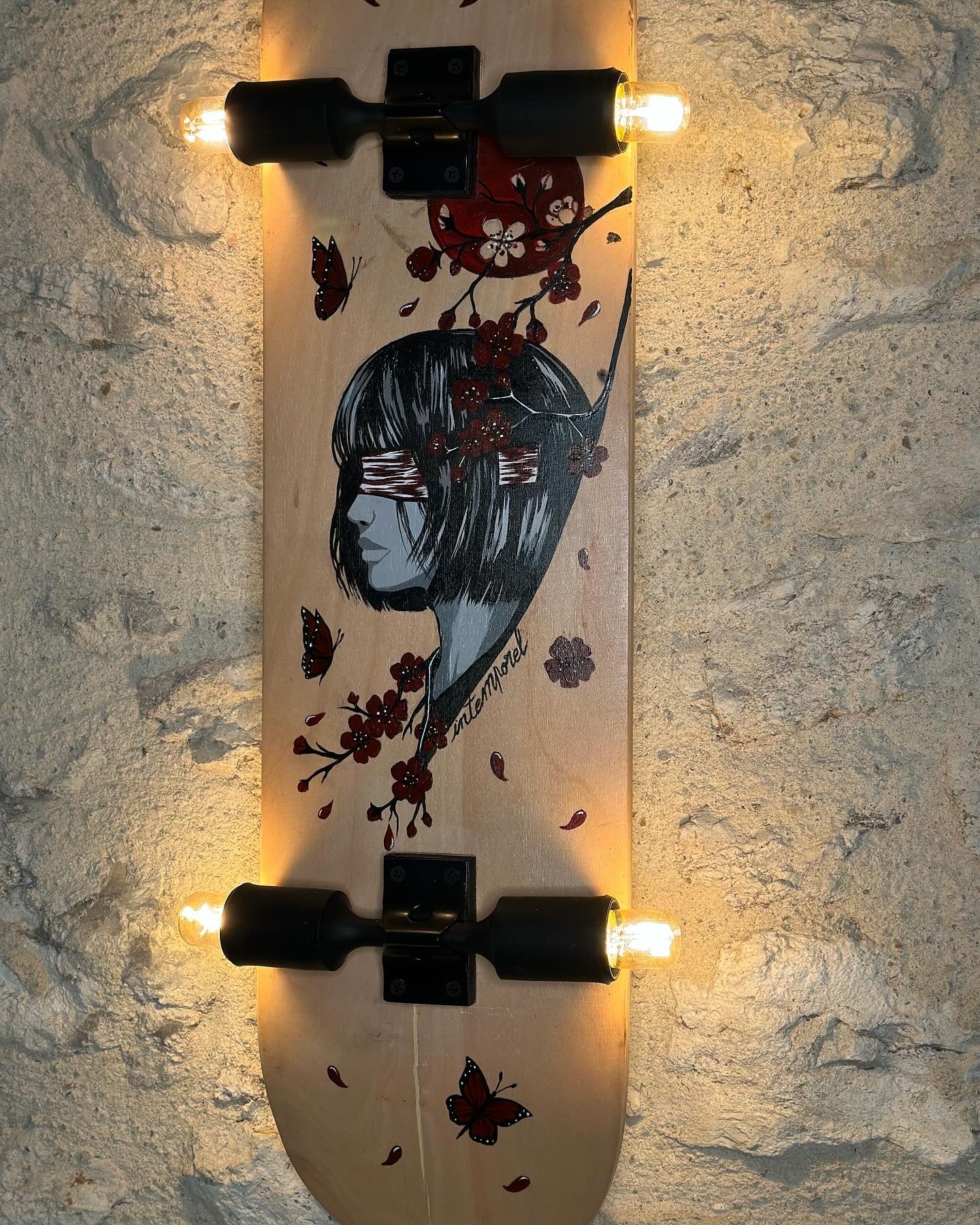 Skateboard luminaire. En applique murale ou plafonnier. Pièce unique