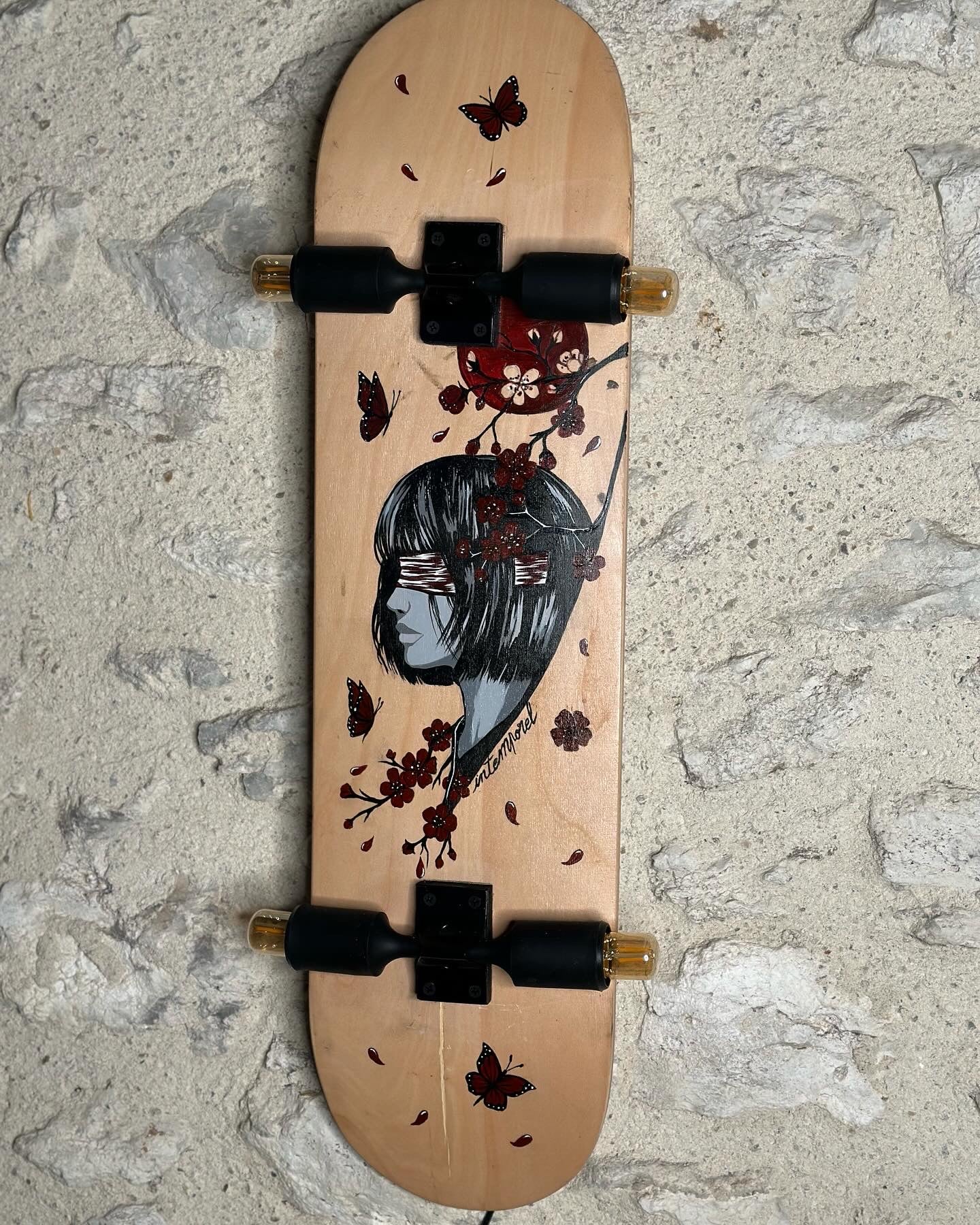 Skateboard luminaire. En applique murale ou plafonnier. Pièce unique