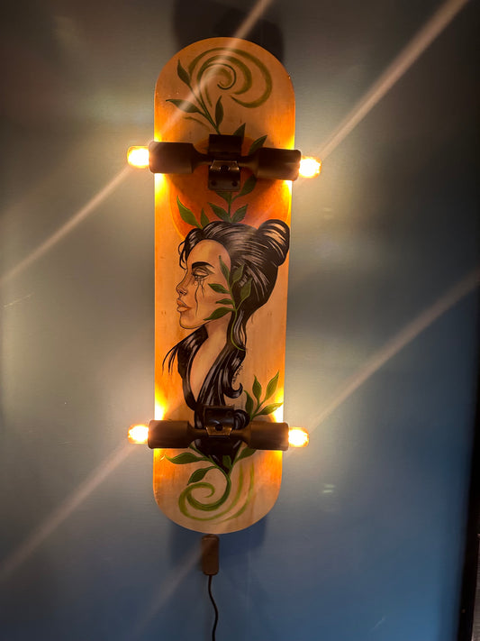 Skateboard luminaire. En applique murale ou plafonnier. Pièce unique